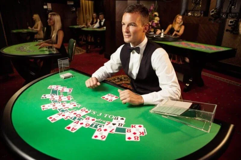 Meja dealer dalam ruang kasino live